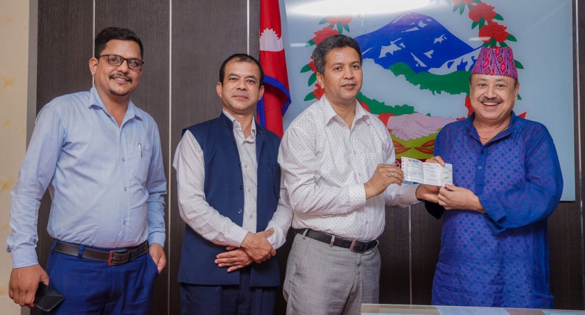 शिखर इन्स्योरेन्सद्वारा धनगढीका विपन्न छोरीहरुलाई विद्यालय पोशाक खरिद गर्न १३ लाख आर्थिक सहयोग प्रदान